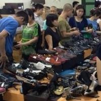 Hình ảnh buổi thanh lý kho hàng lậu Gucci ở Hà Nội ngày 7/8.