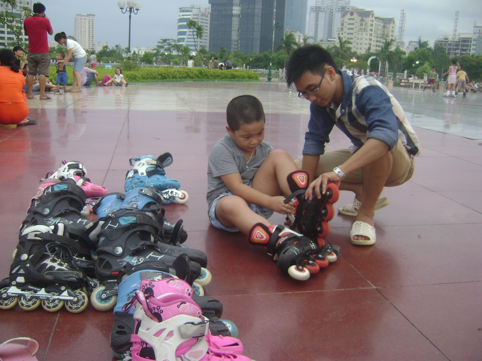 Chieu PR cua hang nho cho thue giay patin 30.000 dong/doi hinh anh