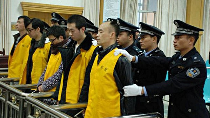 Một băng nhóm - gồm cả bác sĩ, y tá - trong vụ dụ dỗ một thiếu niên 17 tuổi bán thận mua iPhone bị ra tòa tại Trung Quốc.