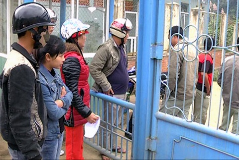 Trước đó, nhiều người dân đã phá cổng, xông vào nhà máy vàng Phước Sơn đòi nợ.