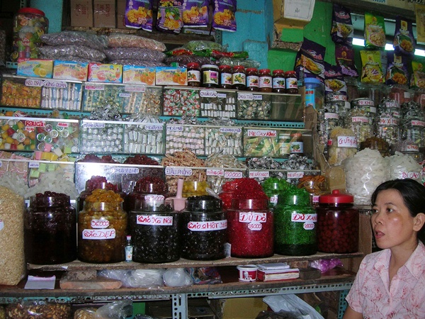 Ô mai không rõ nhãn mác tràn lan khắp thị trường. Ảnh minh họa.