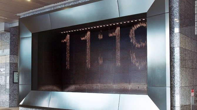 Đồng hồ nước tại ga Osaka, Osaka, Nhật Bản Đồng hồ nước Osaka được thiết kế bởi Mitooka Eiji và hoàn thành vào năm 2011, thực sự là một điểm nhấn của tòa nhà nhà ga này. Màn hình đồng hồ nước này còn thường xuyên hiển thị các đồ họa khác nhau bao gồm hoa anh đào, hoa tulip, pháo hoa và cá vàng. Hiệu ứng nước chảy trong chiếc đồng hồ thực tế được tạo thành từ việc cho nước chảy qua hàng trăm ống nhỏ được kiểm soát bằng một hệ thống máy tính chủ.