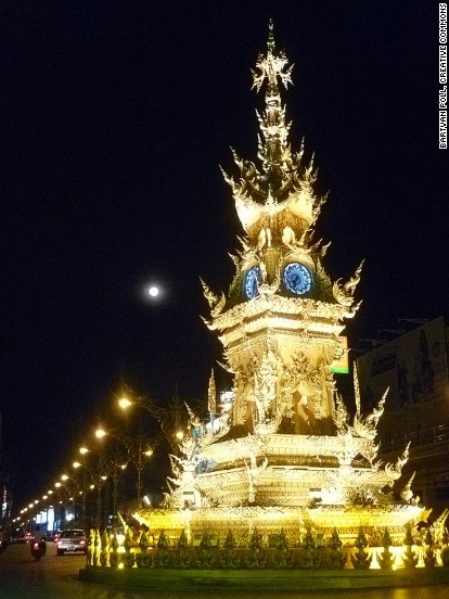 Tháp đồng hồ Chiang Rai, Chiang Rai, Thái Lan Tháp đồng hồ Chiang Rai hoàn thành vào năm 2008 và được thiết kế bởi nghệ sĩ Thái Chalermchai, đồng tác giả của kiến trúc Đền Trắng ở Chiang Rai.