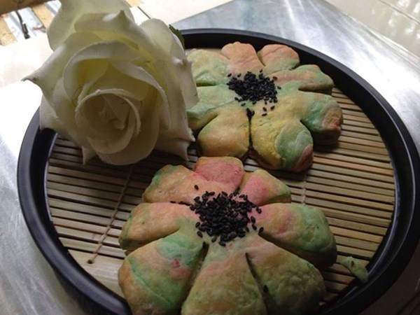 Bánh trung thu ngàn lớp hình hoa ngũ sắc.