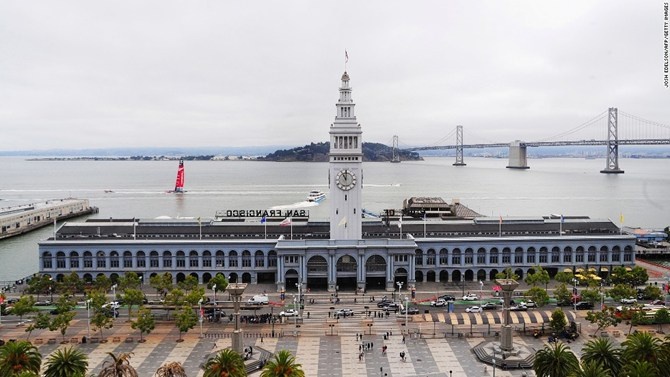 Ferry Building Marketplace, San Francisco, Mỹ Ferry Building Marketplace được thiết kế bởi kiến trúc sư A. Page Brown và hoàn thiện vào 1898 với chiều cao 75m (245 feet). Khu vực bên dưới tháp đồng hồ được xây dựng như một trung tâm thương mại với các gian hàng bán nông sản của nông dân địa phương, cửa hàng và nhà hàng. Tour đi bộ miễn phí cho khách bắt đầu vào buổi trưa ngày thứ Bảy cho đến thứ ba, trùng với thời điểm họp chợ của người nông dân. Trong lịch sử, Ferry Building San Francisco từng sống sót qua hai trận động đất lớn vào năm 1906 và năm 1989. So với các công trình xây dựng sau đó như Bay Bridge hay Golden Gate Bridge, Ferry Building trông có vẻ khá lỗi thời nhưng nó vẫn có vẻ đẹp cổ kính riêng.