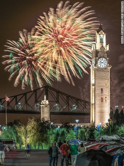 Tháp đồng hồ Old Port, Montreal, Canada Old Port được hoàn thành vào năm 1922 với chiều cao 45m (148 feet). Từ giữa tháng Năm đến đầu tháng Chín hằng năm, du khách được vào thăm quan miễn phí tòa tháp nhưng từ tháng Chín trở đi nó sẽ trở thành một nơi kinh doanh với các nhà hàng, quầy bar, phòng tắm và giải trí trực tiếp vào ban đêm. Chiếc đồng hồ trên tháp hoạt động theo cơ chế tương tự với Big Ben ở London bởi cùng được thiết kế bởi công ty Gillett & Johnson. Tòa tháp này thường được thắp sáng vào ban đêm với ánh sáng chói làm nổi bật màu trắng của nó. Tòa tháp cũng được xem như công trình tưởng niệm những người lính hải quân Montreal đã hi sinh trong Thế chiến I.