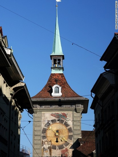 Zytglogge Tower, Bern, Thụy Sĩ Zytglogge Tower được hoàn thành vào năm 1405 (xây dựng lại vào năm 1527) với chiều cao 16m (52 feet). Ngoài việc báo thời gian, chiếc đồng hồ thiên văn trên tháp còn có tính năng báo lịch âm theo 12 cung hoàng đạo. Zytglogge Tower từng được sử dụng như một nhà tù trong thời gian ngắn, trước khi chính thức trở thành một tháp đồng hồ.