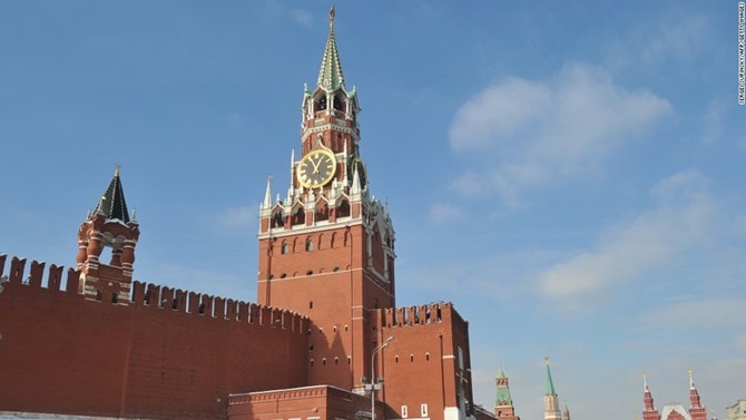 Spasskaya Tower, Moscow, Nga Spasskaya Tower được hoàn thành vào năm 1491 nhưng năm chính thức đưa vào sử dụng vẫn chưa được xác nhận. Tháp có chiều cao 71m (232 feet) và được thiết kế bởi kiến trúc sư Pietro Antonio Solari. Chiếc đồng hồ trên tháp đổ chuông 15 phút một và biểu tượng ngôi sao trên đỉnh tháp được thiết kế để thay thế biểu tượng đại bàng vàng, một biểu tượng của nước Nga Sa Hoàng. Tòa tháp này hiện là một phần của bức tường bao quanh cung điện Kremlin, nơi ở chính thức của Tổng thống Nga.