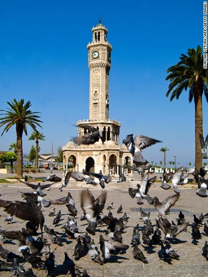 Tháp Đồng hồ Izmir, Izmir, Thổ Nhĩ Kỳ Tháp Đồng hồ Izmir được thiết kế bởi kiến trúc sư Charles Raymond Pere và được hoàn thiện vào năm 1901 với chiều cao 25m (82 feet).