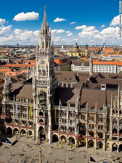Glockenspiel Munich, Munich, Đức Hoàn thành vào khoảng năm 1900, Glockenspiel Munich là một công trình kiến trúc cao 85m (255 feet) được thiết kể bởi kiến trúc sư Georg Hauberrisser. Hiện nay, tháp đồng hồ này là một phần của tòa thị chính mới ở Munich.