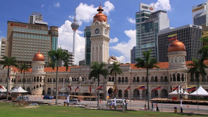Tháp đồng hồ Sultan Abdul Samad Building của, Kuala Lumpur, Malaysia Được hoàn thiện vào năm 1897 tòa tháp vòm vàng cao 40m (131 feet) được thiết kế bởi kiến trúc sư AC Norman thực sự là tòa tháp độc đáo pha trộn giữa kiến trúc Moorish (Ấn Độ) và Anh. Tháp đồng hồ này là nơi đánh dấu thời điểm giành được độc lập của Malaysia vào nửa đêm ngày 31/8/1957, khi lá cờ Malaysia được kéo lên lần đầu tiên tại đây.