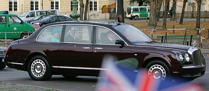 Nữ hoàng Anh Elizabeth II trong các chuyến công du chính thức của bà đã s��� dụng chiếc Limousine Bentley State, vốn là phiên bản thiết kế đặc biệt dành cho quốc vương năm 2002 để kỉ niệm 50 năm thời gian trị vì Anh quốc.