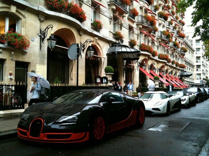 Đại lộ Montaigne với hàng loạt siêu xe và những cửa hàng đắt đỏ.