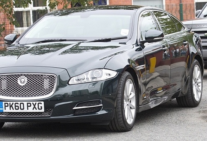 Phiên bản xa xỉ XJ X351 của hãng Jaguar đã được Thủ tướng Anh đương nhiệm, ngài David Cameron lựa chọn. Trong ảnh là vết lõm bên hông chiếc xe, không rõ hoàn cảnh và địa điểm xảy ra va chạm với xe của ngài Thủ tướng. 