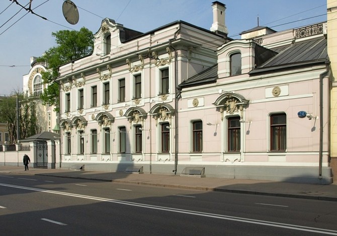 Ostozhenka, Moscow có rất nhiều thẩm mỹ viện, cửa hàng và nhà ở cho giới thượng lưu.