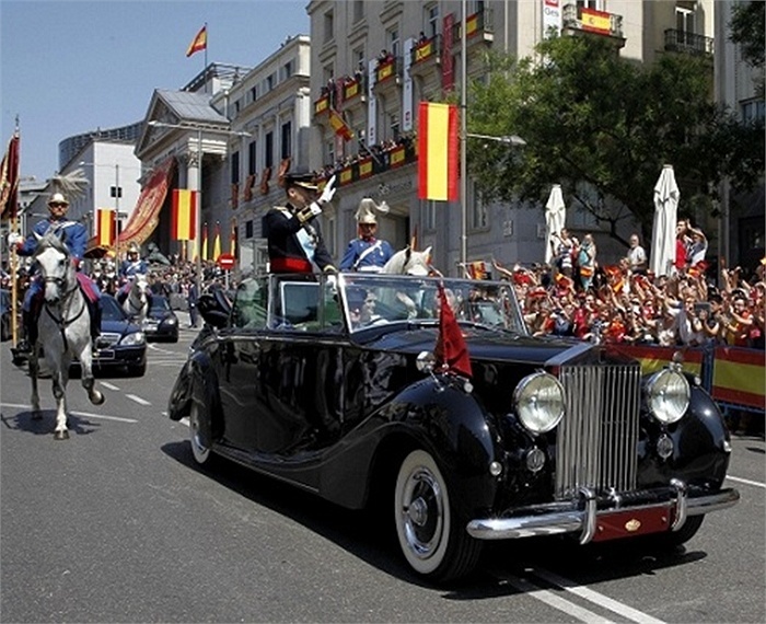 Quốc Vương Tây Ban Nha Philip VI dường như chuộng dòng xe cao cấp Rolls Royce của Anh. Bức hình mới nhất chụp Ngài cùng Hoàng hậu Letizia đang trên đường đến Royal Palace vào ngày 19/6/2014 trên chiếc Rolls Royce đời 1926.