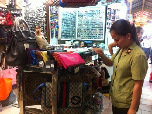 Lo tui xach Louis Vuitton, MK, Chanel nghi gia o Sai Gon hinh anh