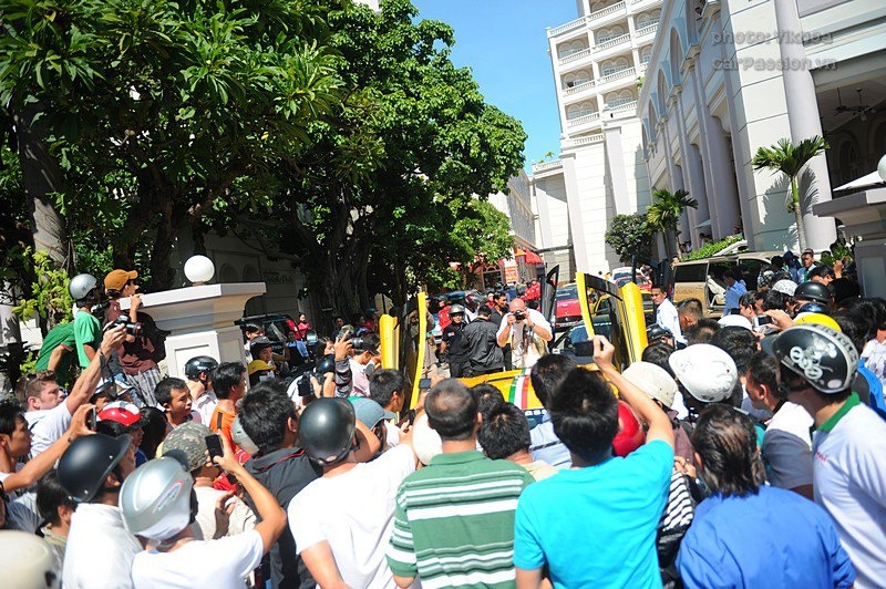 Đông đảo người dân Nha Trang vây kín khách sạn mà đoàn siêu xe Car & Passion nghỉ lại.