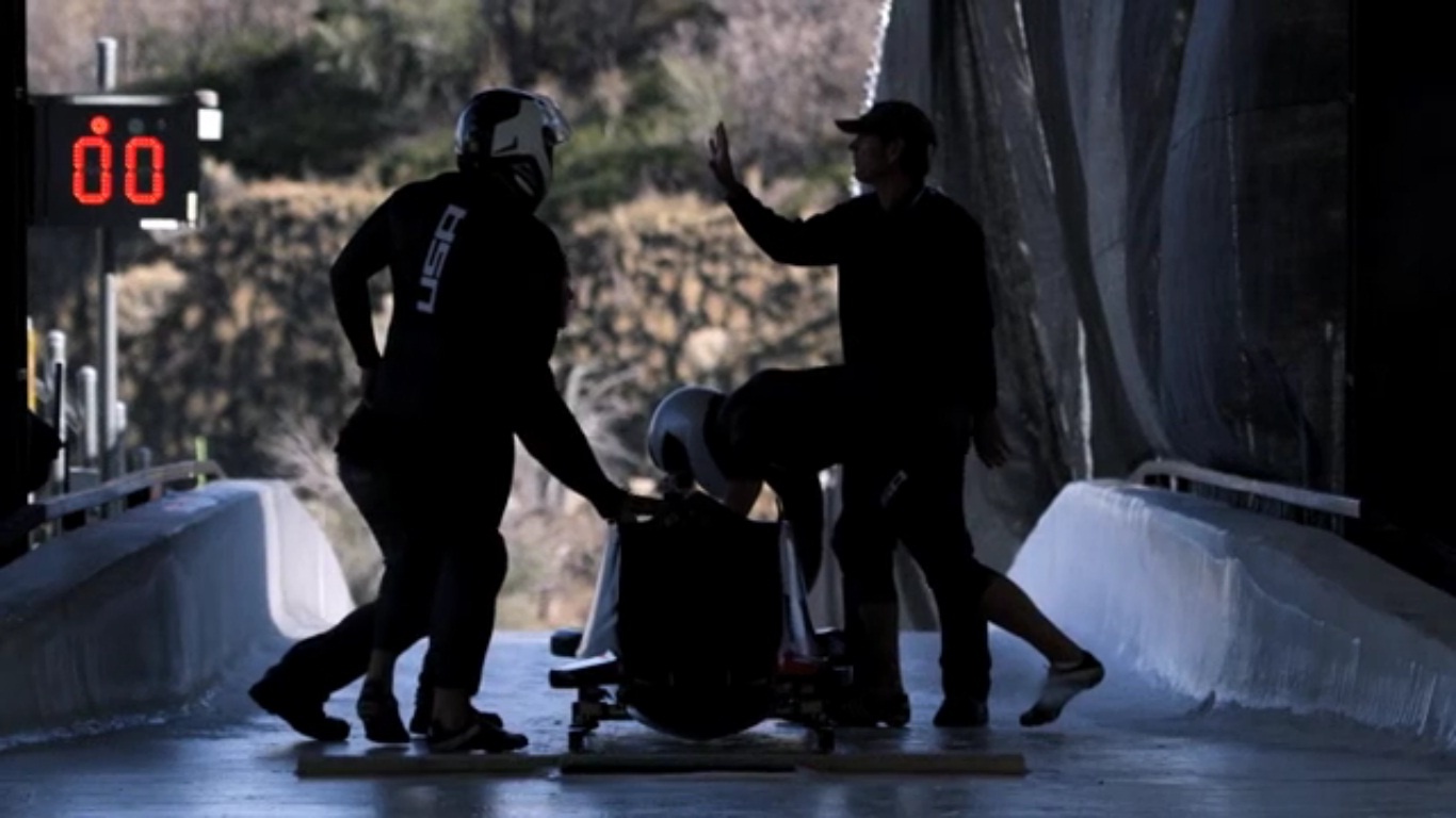 Quang cao phim tai lieu “Driving on Ice” hinh anh