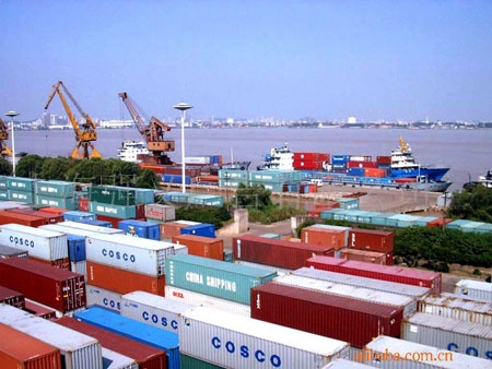 Hang tram container dang bi bo roi tai Da Nang hinh anh