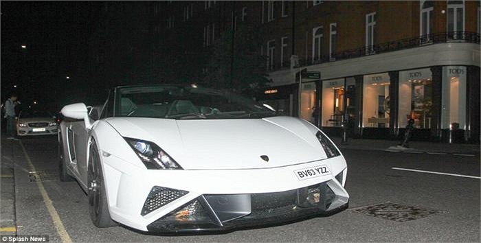 Chiếc Lamborghini trắng nằm trong danh sách siêu xe xuất hiện tại London tối qua. Mùa hè là thời điểm siêu xe và đại gia Ả rập đồng loạt đổ bộ tới London. 