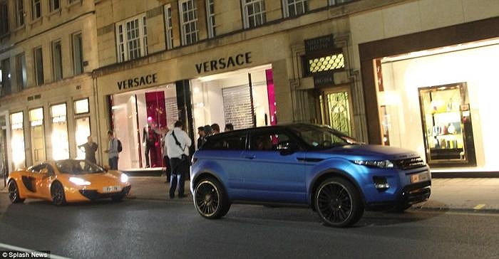 Hai siêu xe khác đỗ tại một cửa hiệu của Versace ở Tây Nam London. 