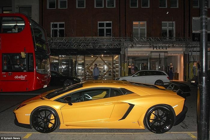 Hình ảnh mới nhất về siêu xe Lamborghini của ông chủ Ả rập trên đường phố Tây Nam London tối qua, 14/8. Theo luật, đại gia Trung Đông có thể thoải mái lái siêu xe của mình trong thời hạn tối đa 2 tháng. 
