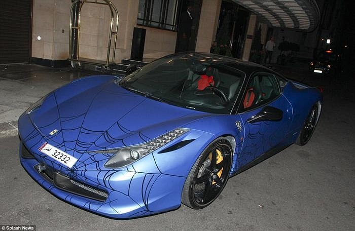 Chiếc Ferrari 465 màu xanh nước biển, giá 50.000 bảng (gần 1,8 tỷ) cũng vừa góp mặt trên phố Sloane, London vào tối qua. Nó được thiết kế theo yêu cầu đặc biệt của người chủ giàu có với lớp phủ hình mạng nhện trên mui xe. 