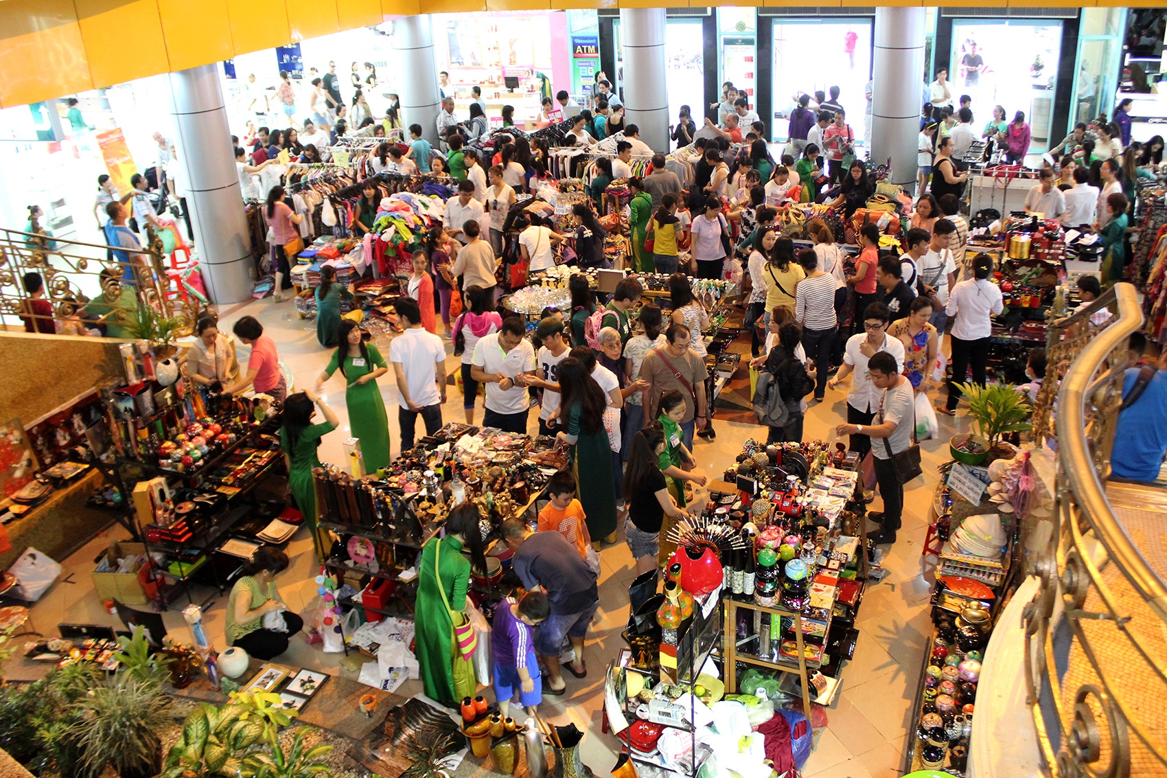 Tranh mua hang giam gia truoc khi thuong xa Tax dong cua hinh anh