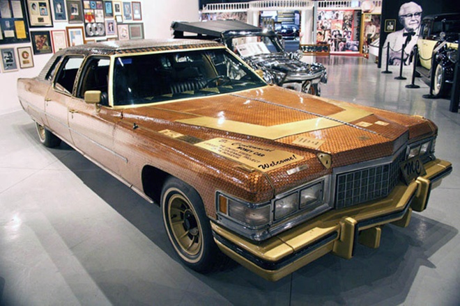 Tại Mỹ, một chiếc Cadillac đời 1967 đã được phủ khoảng 120.000 đồng xu cổ sản xuất năm 1976. Việc gắn tiền xu lên xe đã làm tăng trọng lượng xe lên tới 3,5 tấn và việc làm đẹp xe được thực hiện trong gần 2 năm.
