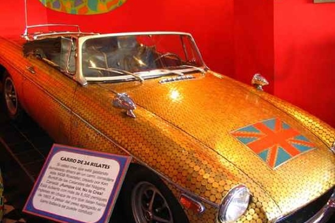 Chiếc xe xe thể thao MGB đời 1971 của tay chơi Ken Burkett trở nên cực kỳ bắt mắt nhờ chiếc áo tạo nên bởi hơn 10.000 đồng xu vàng 24 karat của Anh.