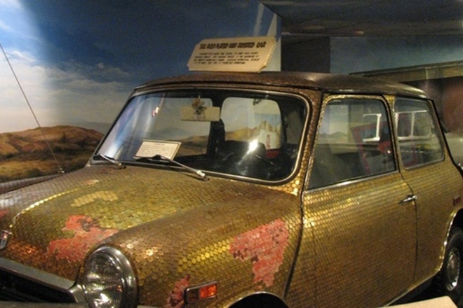 Được trưng bày trong bảo tàng về những món đồ độc đáo của Malaysia, chiếc Austin Mini Cooper đời 1969 này được gắn hơn 20.000 đồng xu vàng 24 karat của Canada.