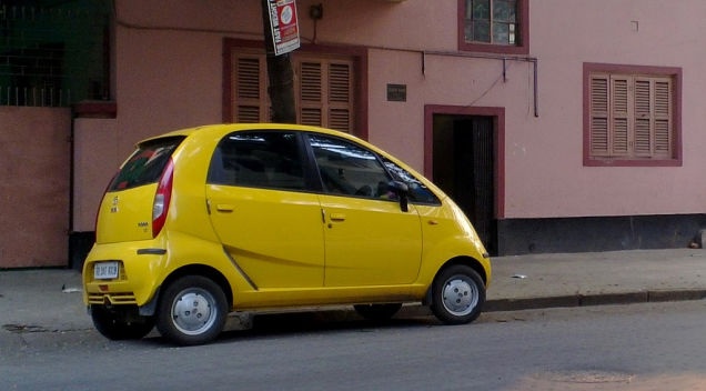 2. Tata Nano  Bạn có thể mua nó với giá <abbr class=