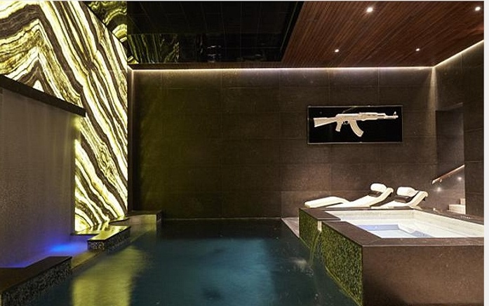 Bể bơi trong nhà kèm bồn tắm nước nóng. Đây là nơi thư giãn ưa thích của gia đình Tamara.