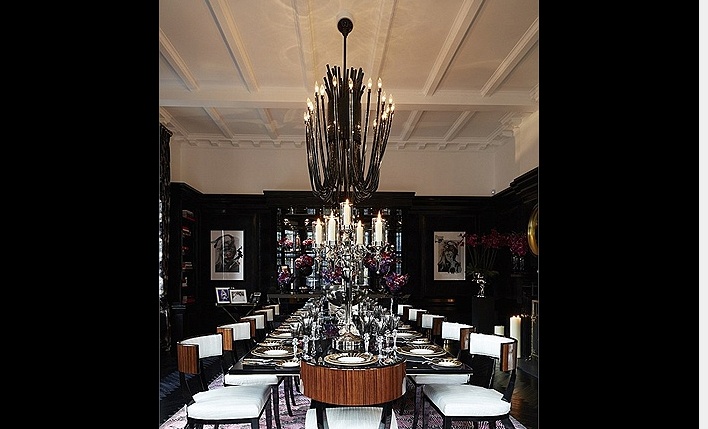 Bàn ăn đẹp lộng lẫy bên trong phòng bếp của dinh thự với số ghế đủ cho 12 người.