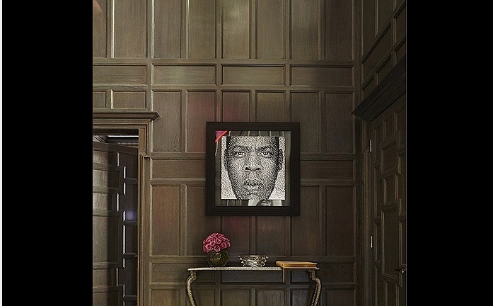 Ngay khi bước chân vào tòa dinh thự rộng lớn, các vị khách có thể lưu lại những cảm xúc của mình bên trong cuốn sổ đã được gia chủ chu đáo đặt trên chiếc bàn cạnh cửa ra vào.