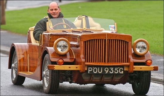  Xế gỗ Mahogany được thiết kế bởi thợ mộc chuyên đóng tủ Mike Morris. Mike đã mất tới hai năm và tốn kém hàng nghìn bảng để hoàn thành “kiệt tác” mang tên Mahogany của mình. Mahogany đạt vận tốc 40km/h.