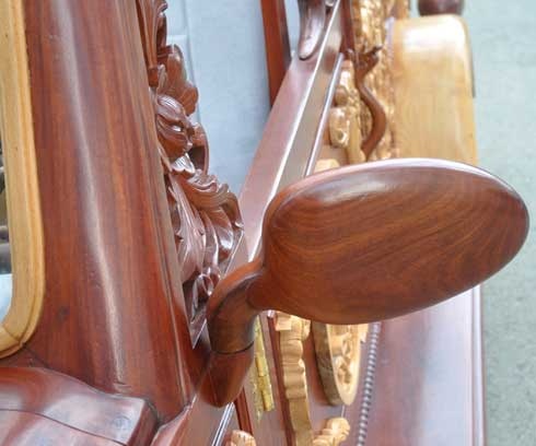 Xe BMW gỗ độc đáo này là ý tưởng của ông Lê Nguyên Khang ở quận 7, TP.HCM. Khung gầm, động cơ, hộp số, dàn nhíp, hệ thống truyền động, vô lăng của hãng BMW được nhập về, còn lại tất cả đều làm thủ công từ gỗ. 