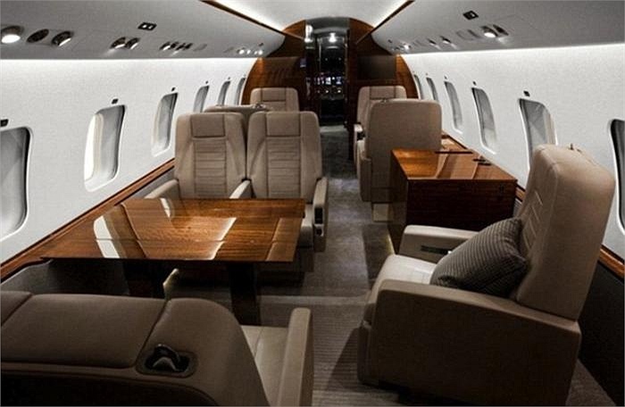 Gồm 15 chỗ ngồi và 9 giường ngủ, loại máy bay cá nhân Bombardier sử dụng động cơ Rolls-Royce. Nó có thể bay 6.000 dặm mà không cần tiếp nhiên liệu. Điều này cho phép khách chơi bạc giàu có dễ dàng di chuyển tới Crown Resort ở Melbourne và Perth. 