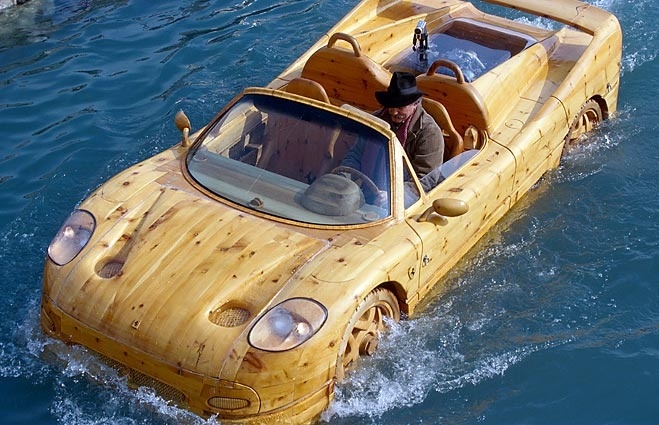  Thuyền gỗ trong hình dạng một chiếc Ferrari F50 thực sự đang lướt đi trên mặt nước. Chiếc thuyền “độc nhất vô nhị” này là thiết kế của Livio De Marchi, cư dân của thành phố Venice xinh đẹp.