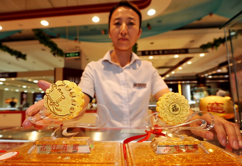 6. Trung QuốcTrữ lượng vàng chính thống: 1.054,1 tấn  Tỷ vàng trong dự trữ ngoại hối: 1,1%  Trung Quốc chính thức vượt mặt Ấn Độ trở thành thị trường tiêu thụ vàng lớn nhất vào năm 2013.  Tuy nhiên, vàng vẫn giữ tỷ lệ khá thấp trong kho dự trữ ngoại hối của Trung Quốc tại 1,1%, so với mức trung bình 10% của toàn thế giới.   Tích trữ vàng là một nhiệm vụ cần thiết đối với quốc gia này, trong bối cảnh chính quyền Bắc Kinh đang muốn quốc tế hóa đồng Nhân dân tệ, tham vọng biến đồng nội tệ thành đồng tiền dự trữ.