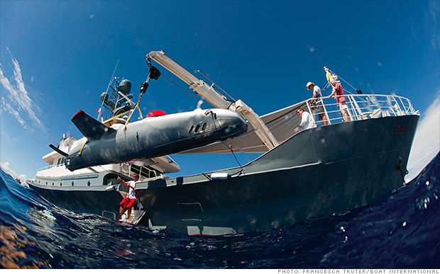 Du thuyền nhiều đồ chơi nhất: Dr. No gallery coolest yachts Du thuyền này thuộc sở hữu của nhà đầu tư mạo hiểm Tom Perkins tại Thung lũng Silicon. Du thuyền có hẳn một chiếc tàu ngầm có khả năng lặn tới gần 1.000 feet, một trong những tàu ngầm cá nhân có khả năng lặn sâu nhất. Tàu ngầm này từng được sử dụng để theo dõi cá voi lưng gù lặn dưới biển, một kỳ công chưa có ai làm được trước đó. Toàn bộ xung quanh du thuyền được trang bị nhiều