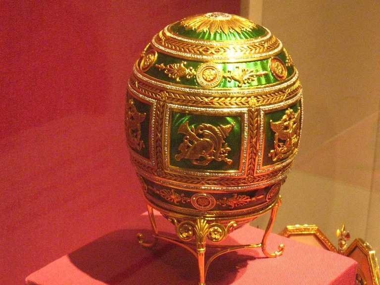 5. NgaTrữ lượng vàng chính thống: 1.094,7 tấn  Tỷ vàng trong dự trữ ngoại hối: 9,7%  Nga tăng trữ lượng vàng vào tháng 2/2014, vượt qua cả Thụy Sỹ và Trung Quốc.  Trong tháng Tám, Ngân hàng Trung ương Nga còn quyết định tiếp tục mua vào vàng, đa dạng hóa khỏi đồng USD và euro sau khi hứng nhiều đòn trừng phạt từ phương Tây.   Trữ lượng vàng trong Ngân hàng Trung ương Nga đã vượt mốc 1.000 tấn lần đầu tiên vào quý III/2013