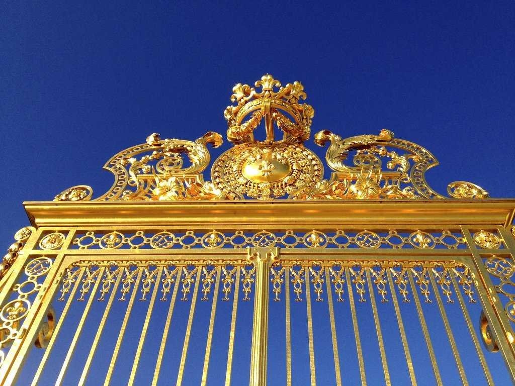 4. Pháp Trữ lượng vàng chính thống: 2.435,4 tấn  Tỷ vàng trong dự trữ ngoại hối: 65,1%  Pháp bán ra 572 tấn vàng trong CBGA 2, ngoài ra, Pháp cũng chuyển khoảng 17 tấn cho Ngân hàng thanh toán quốc tế năm 2004 để thanh toán thỏa thuận mua cổ phần của ngân hàng ngày.   Pháp cho biết không có ý định bán vàng trong CBGA 3.   Theo Ngân hàng Trung ương, định chế này sẽ không bán vàng dự trữ vì tự tin vào năng lực và sự đa dạng hóa, điều có thể thẩm thấu phần nào các biến động trong bảng cân đối thu chi.