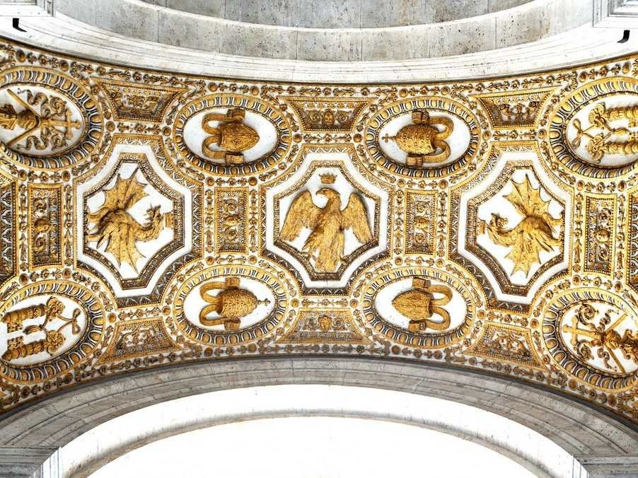 3. Ý Trữ lượng vàng chính thống: 2.451,8 tấn  Tỷ vàng trong dự trữ ngoại hối: 67%  Ý không còn bán vàng theo CBGA 1 và 2, cũng chưa thông báo kế hoạch bán vàng theo CBGA 3.  Tuy nhiên vào năm 2011, các nhà băng tại Ý đã trông chờ Ngân hàng Ý mua vào vàng và củng cố bản cân đối thu chi trước bài kiểm tra 