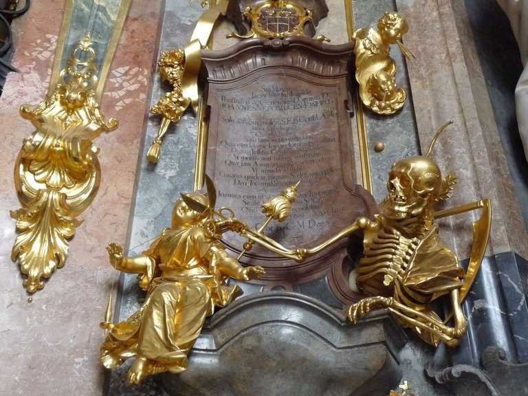 2. Đức Trữ lượng vàng chính thống: 3.384,2 tấn  Tỷ vàng trong dự trữ ngoại hối: 68,4%  Đức giảm trữ lượng vàng vào tháng 10 năm ngoái.   Hàng năm, ngân hàng Bunesbank bán ra 6 - 7 tấn vàng cho Bộ Tài chính nước này.   Đức đã bán vàng trong CBGA 1 và 2 nhằm mục đích đúc tiền xu vàng lưu niệm.   Trong năm đầu tiên của CBGA3 (2008 - 2009), ngân hàng Bundesbank bán khoảng 6 tấn.