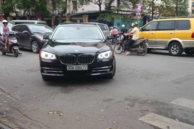 Chiếc BMW 760 Li của Bầu Kiên may mắn hơn khi vẫn được vợ của đại gia này sử dụng thường xuyên.