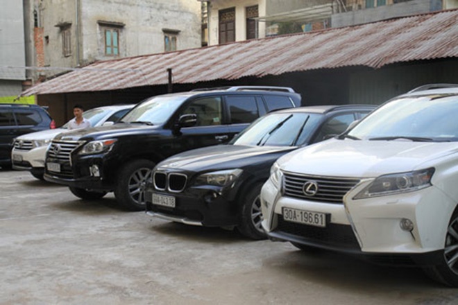 Số xe này khá đa dạng về thương hiệu và chủng loại với 1 chiếc Toyota Highlander, 1 chiếc BMW X1, 3 chiếc Lexus và 1 chiếc Maybach 57S. Trong số 3 chiếc Lexus của Minh Sâm, có 1 chiếc RX350 đời mới và 1 chiếc SUV cỡ lớn LX570 trị giá hơn <abbr class=