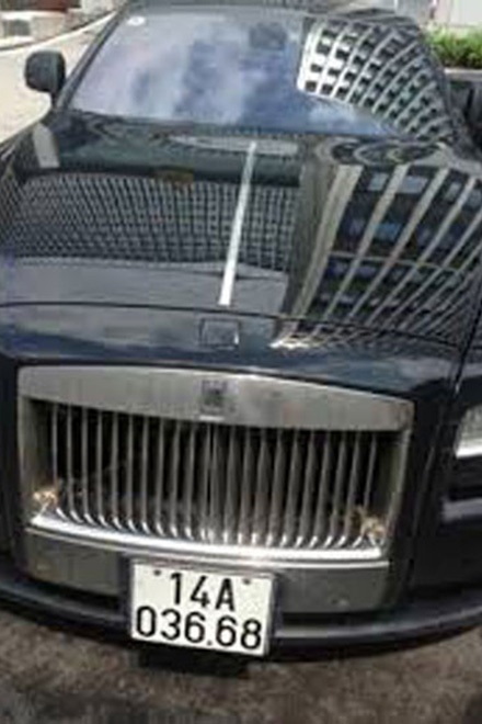 Trong dàn xe của Dũng mặt sắt, đắt nhất là một chiếc Rolls Royce Phantom có kính chống đạn.