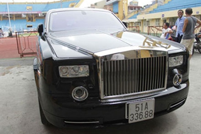 Thuộc sở hữu của Bầu Kiên, chiếc Rolls-Royce Phantom rồng biển đẹp này đã bị phủ bụi trong garage sau khi ông trùm ngành ngân hàng sa cơ.